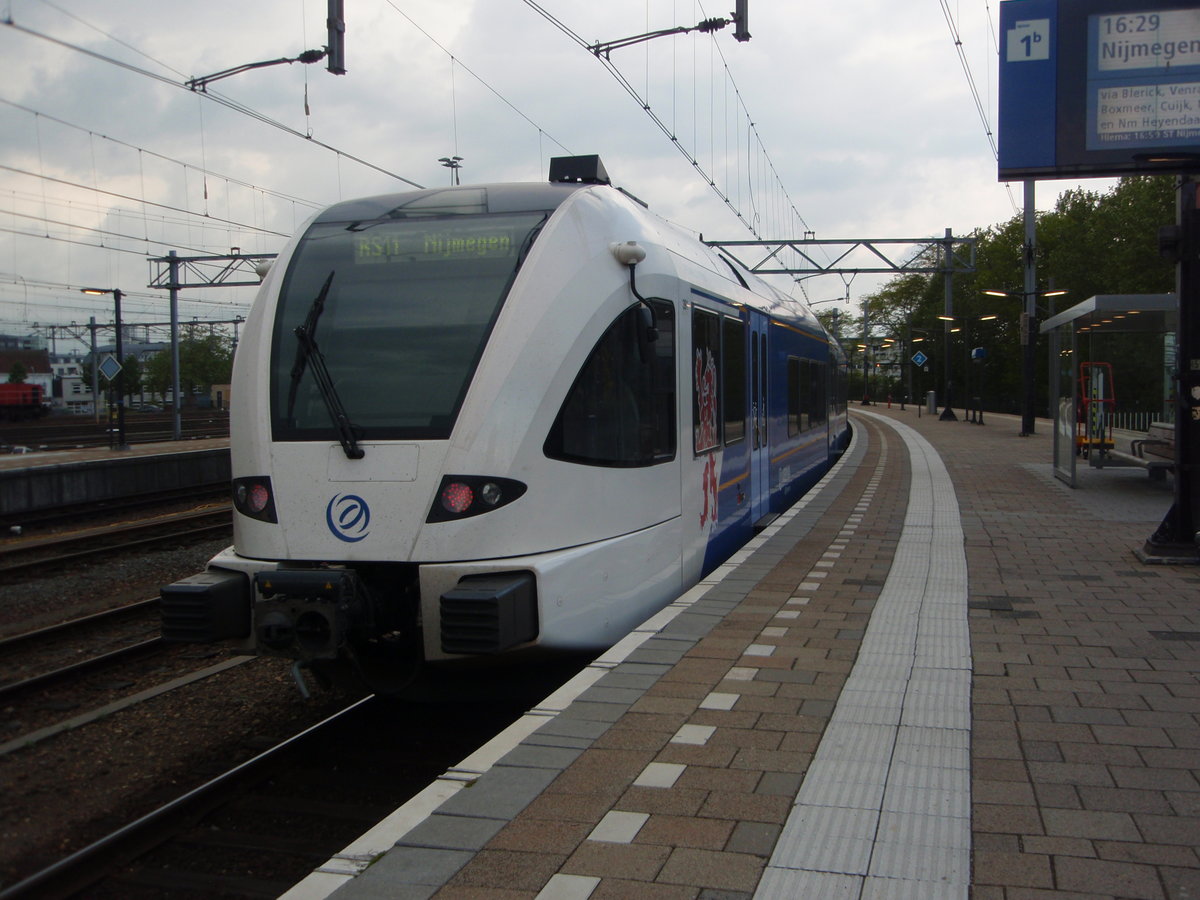 Ein GTW der Arriva als Stoptrein Roermond - Nijmegen in Venlo. 10.05.2019