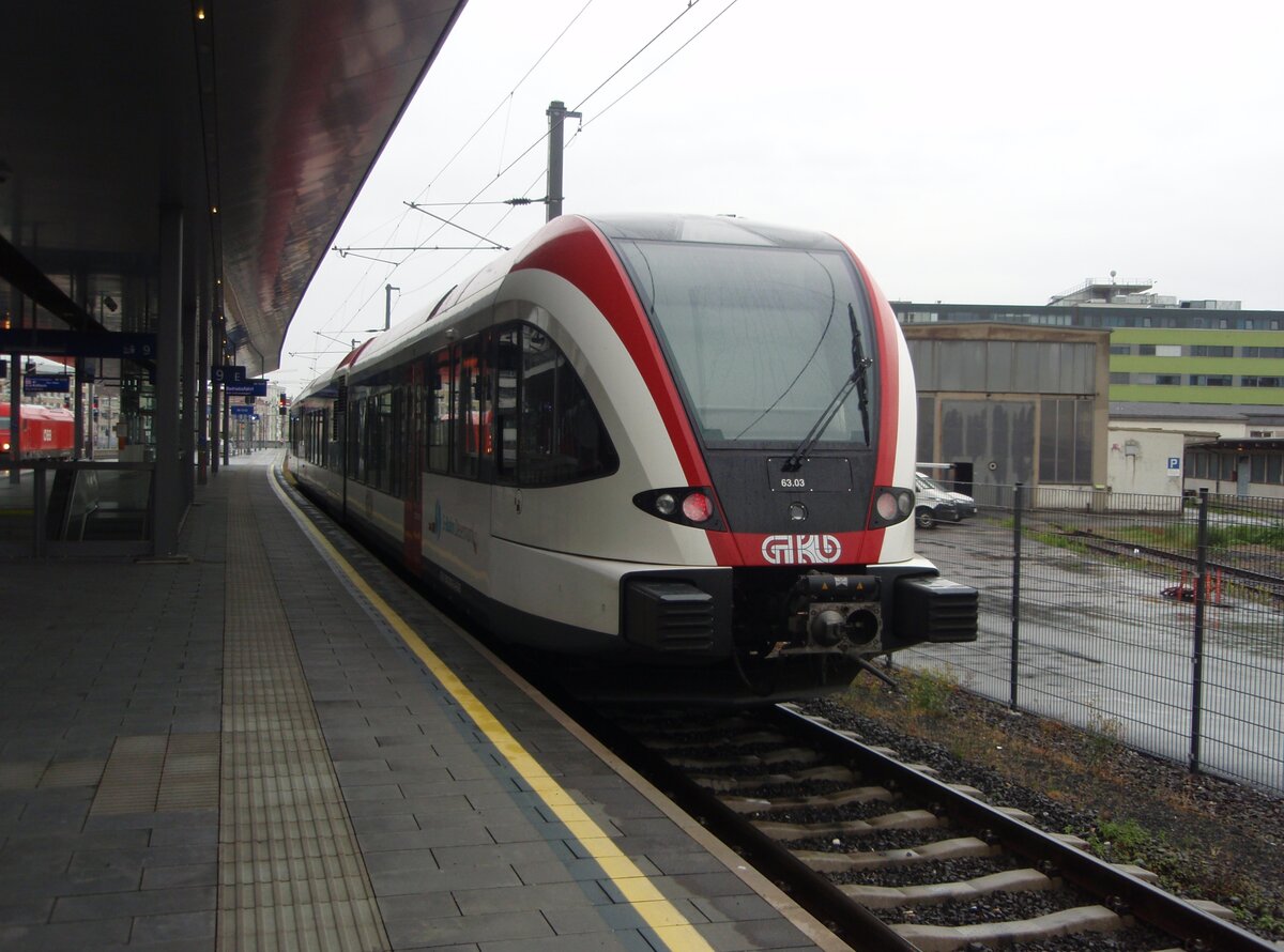 Ein GTW der Graz-Kflacher Bahn und Busbetriebe als S 61 aus Wettmannsttten in Graz Hbf. 03.05.2024