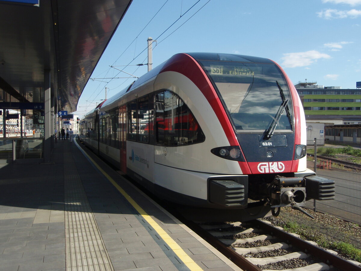 Ein GTW der Graz-Kflacher Bahn und Busbetriebe als S 7 aus Kflach in Graz Hbf. 09.05.2024