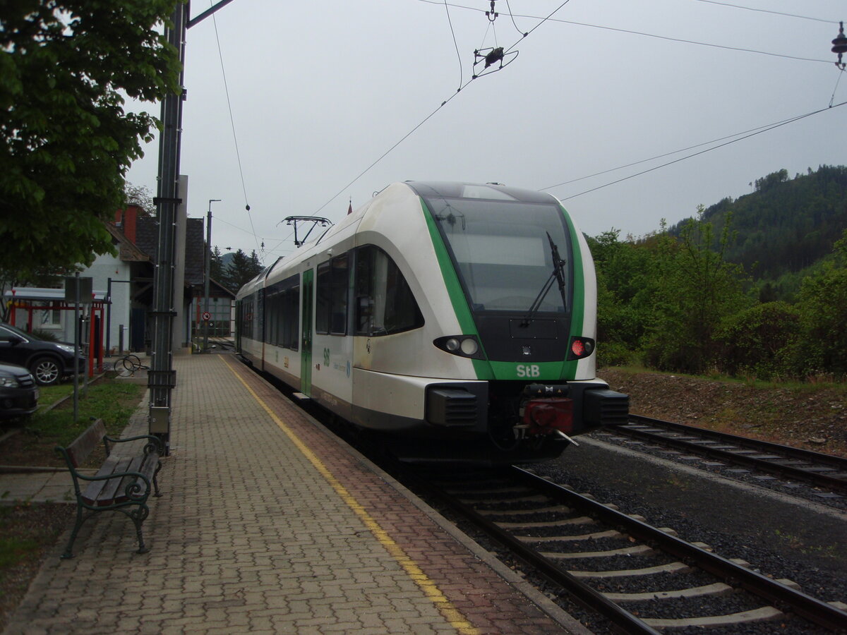 Ein GTW der Steiermarkbahn und Bus als S 11 nach Peggau-Deutschfeistritz in belbach. 03.05.2024