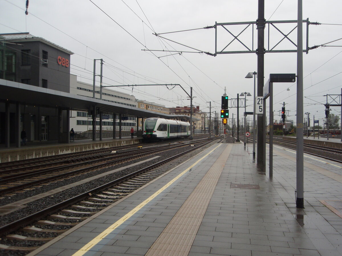 Ein GTW der Steiermarkbahn und Bus als S 31 nach Weiz Nord in Graz Hbf. 03.05.2024