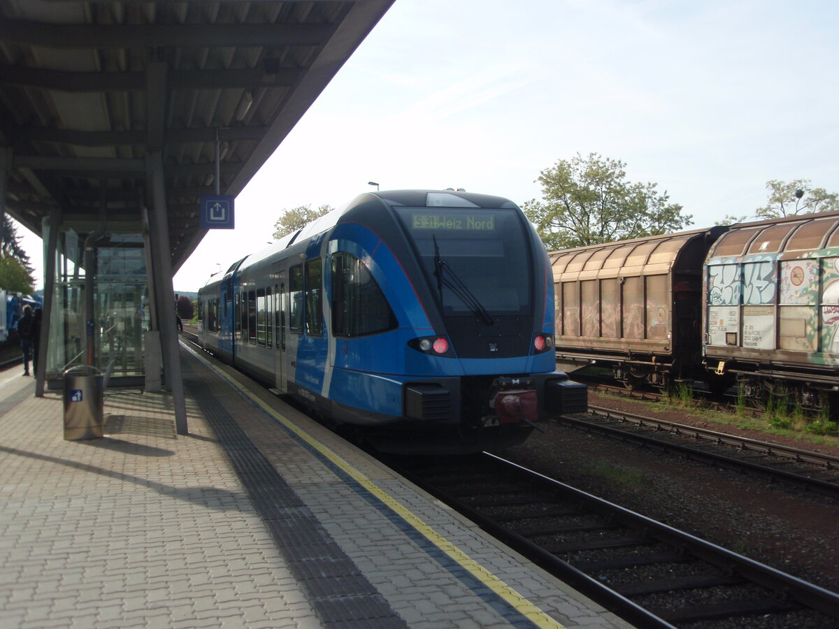 Ein GTW der Steiermarkbahn und Bus als S 31 nach Weiz Nord in Gleisdorf. 04.05.2024
