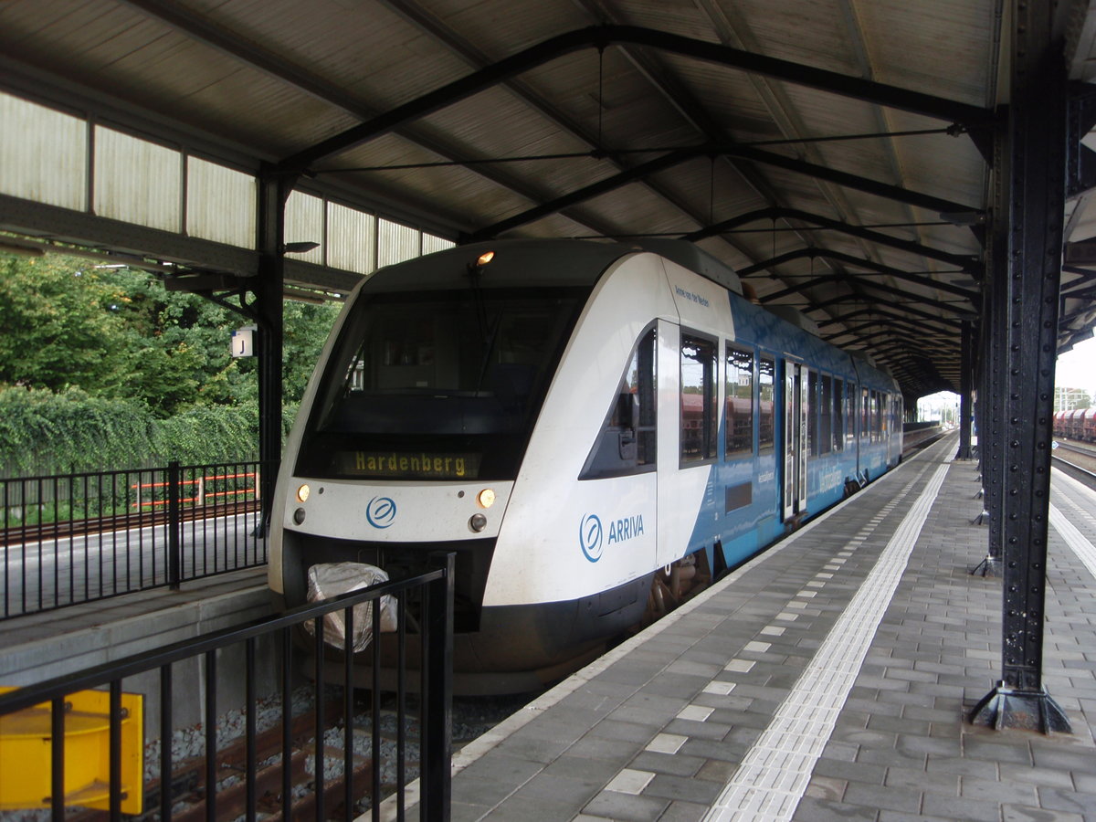 Ein LINT der Arriva als Stoptrein nach Hardenberg in Almelo. 02.10.2017