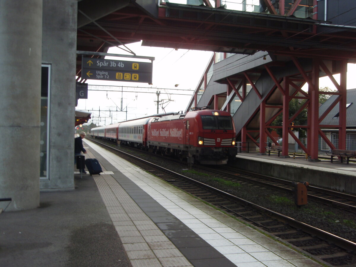 Ein Vectron von Snälltåget von Malmö Central nach Stockholm Central in Alvesta. 02.10.2023