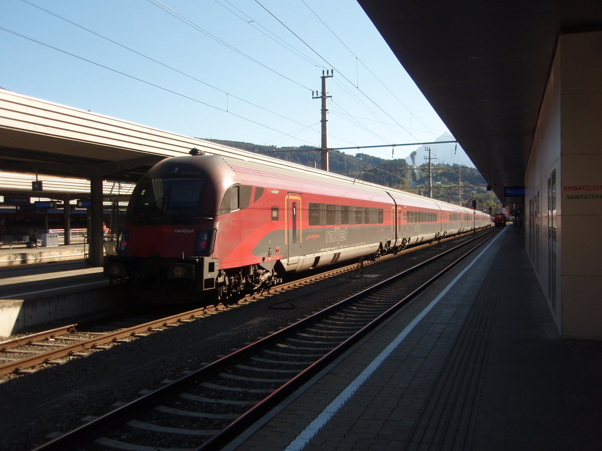 Ein Viaggio Steuerwagen als RJ aus Wien Flughafen in Innsbruck Hbf. 25.09.2018