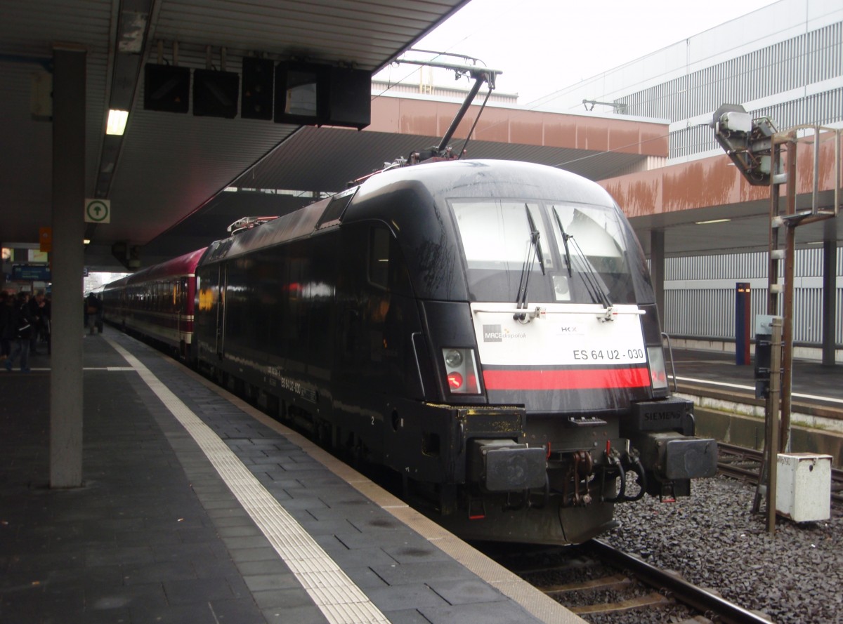 ES 64 U2 - 030 der MRCE Dispolok als HKX Kln Hbf - Hamburg-Altona in Dsseldorf Hbf. 21.03.2015