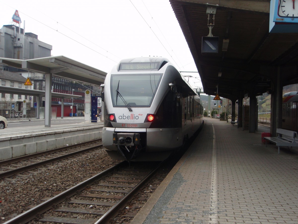 ET 23 2101 der Abellio Rail NRW als RE 16 Hagen Hbf - Siegen in Finnentrop. 24.01.2015