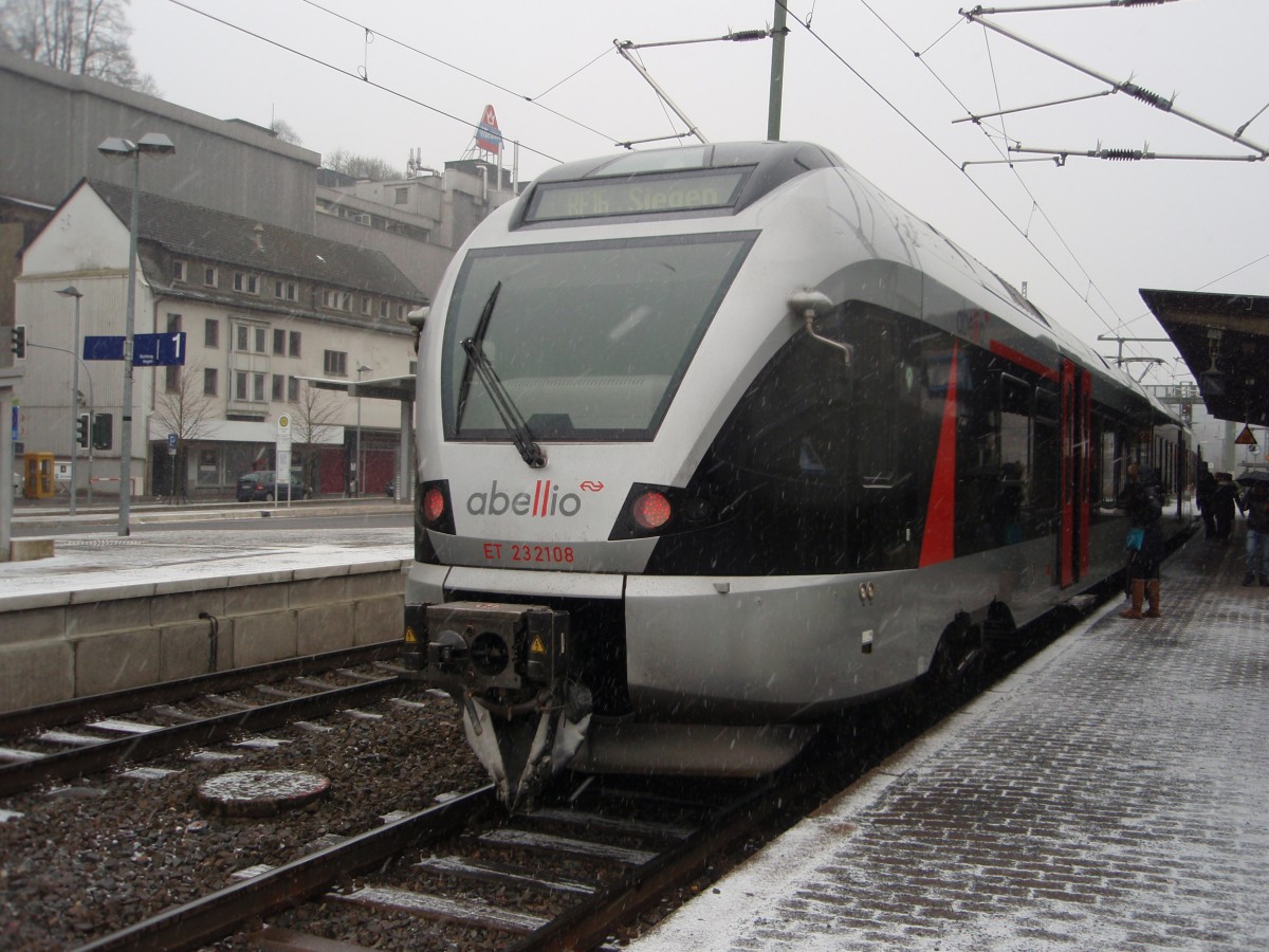 ET 23 2108 der Abellio Rail NRW als RE 16 Essen Hbf - Siegen in Finnentrop. 24.01.2015
