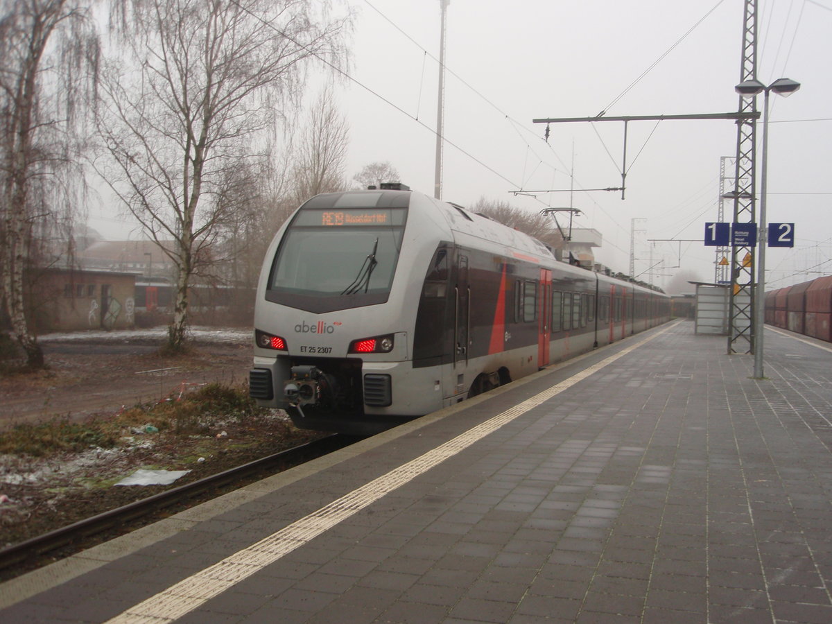 ET 25 2307 der Abellio Rail NRW als RE 19 aus Dsseldorf Hbf in Emmerich. 31.12.2016