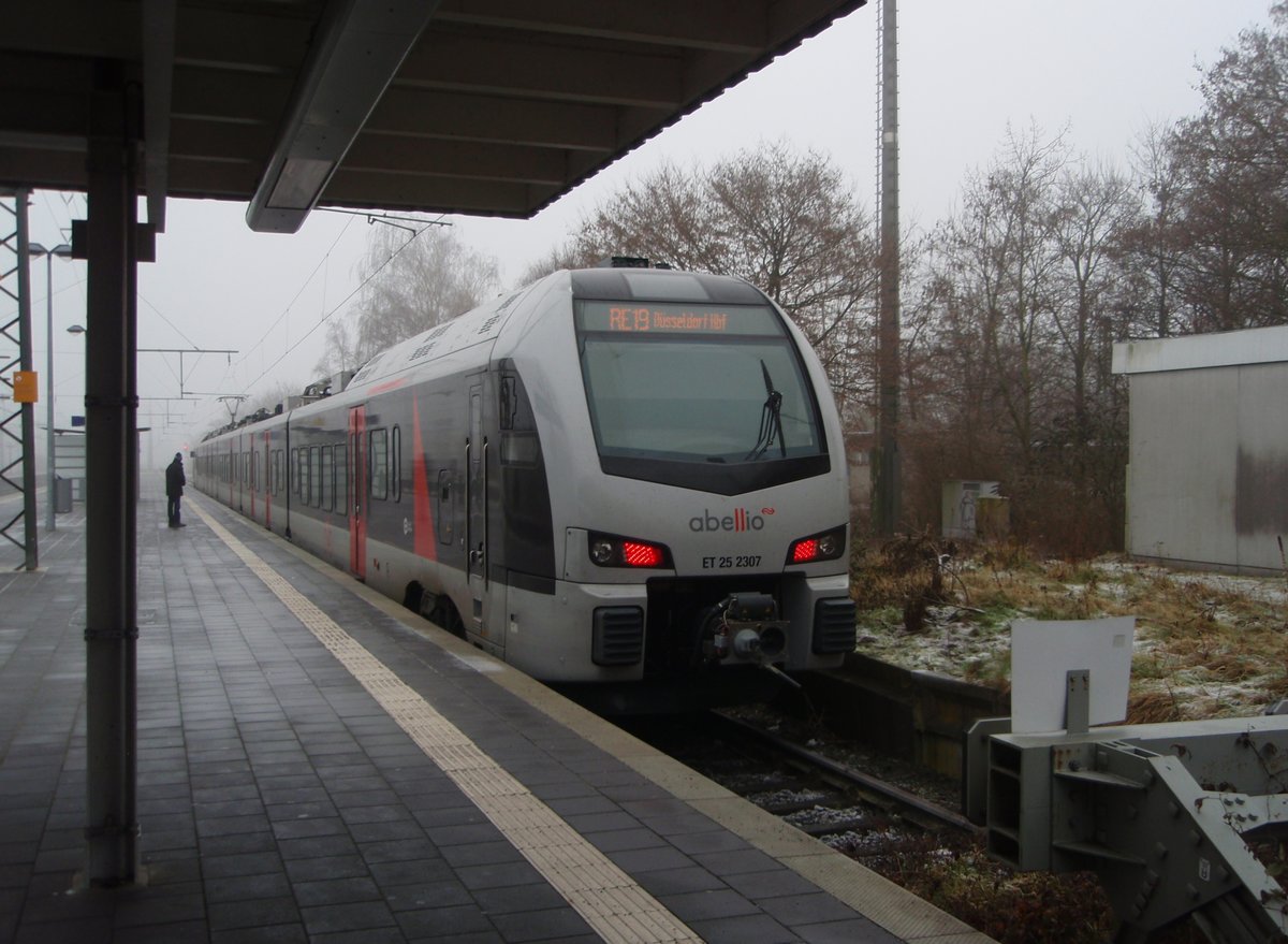 ET 25 2307 der Abellio Rail NRW als RE 19 nach Dsseldorf Hbf in Emmerich. 31.12.2016