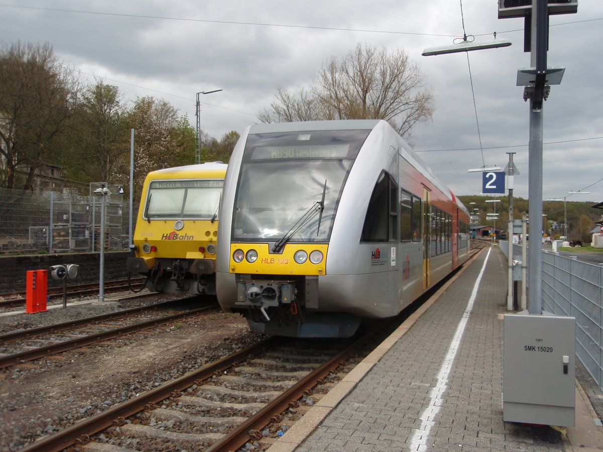 HLB 123 der Hessischen Landesbahn als RB 90 aus Limburg (Lahn) in Westerburg. 23.04.2016