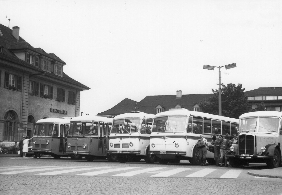 (MD099) - Aus dem Archiv: ATGH Heiligenschwendi - Nr. 5/BE 26'412 + Nr. 3/BE 26'533 - Saurer/R&J + TSG Blumenstein - Nr. 3/BE 26'748 + Nr. 2/BE 26'637 - FBW/R&J + Burri, Teuffenthal - BE 26'725 - Saurer/R&J um 1975 beim Bahnhof Thun