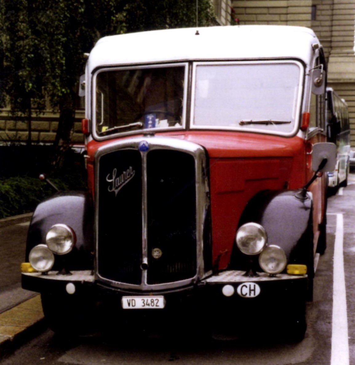 (MD191) - Aus dem Archiv: Fankhauser, Arzier - Nr. 15/VD 3482 - Saurer/Saurer (ex AFA Adelboden Nr. 15; ex P 23'052; ex P 2076) im Oktober 1992 in Bern, Bundeshaus