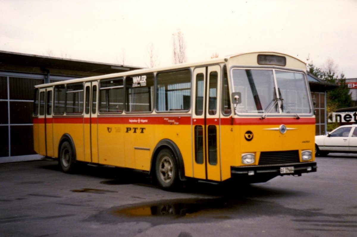 (MD269) - Aus dem Archiv: Tschannen, Zofingen - Nr. 4/AG 17'444 - Saurer/R&J um 1990 in Zofingen, Garage