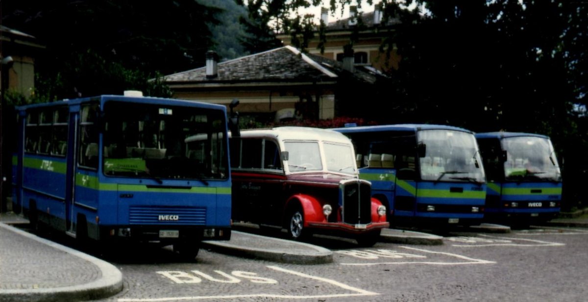 (MD464) - Aus dem Archiv: STPS Sondrio - SO 152'018 - Iveco + aus der Schweiz: Biegger, Uster - Nr. 2/GL 1393 - Saurer/Lauber (ex Tlverbier, Verbier Nr. 2; ex Werkbus; ex Rey, Ayent) um 1995 beim Bahnhof Chiavenna