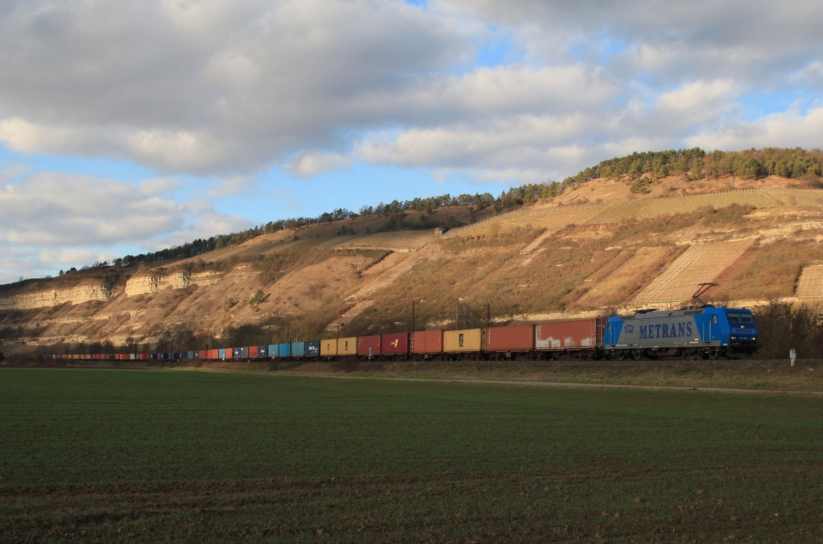 Mit einem langen Containerzug war die  Metrans  185 510-5 am 20. Februar 2014 bei Thngersheim im Maintal unterwegs.