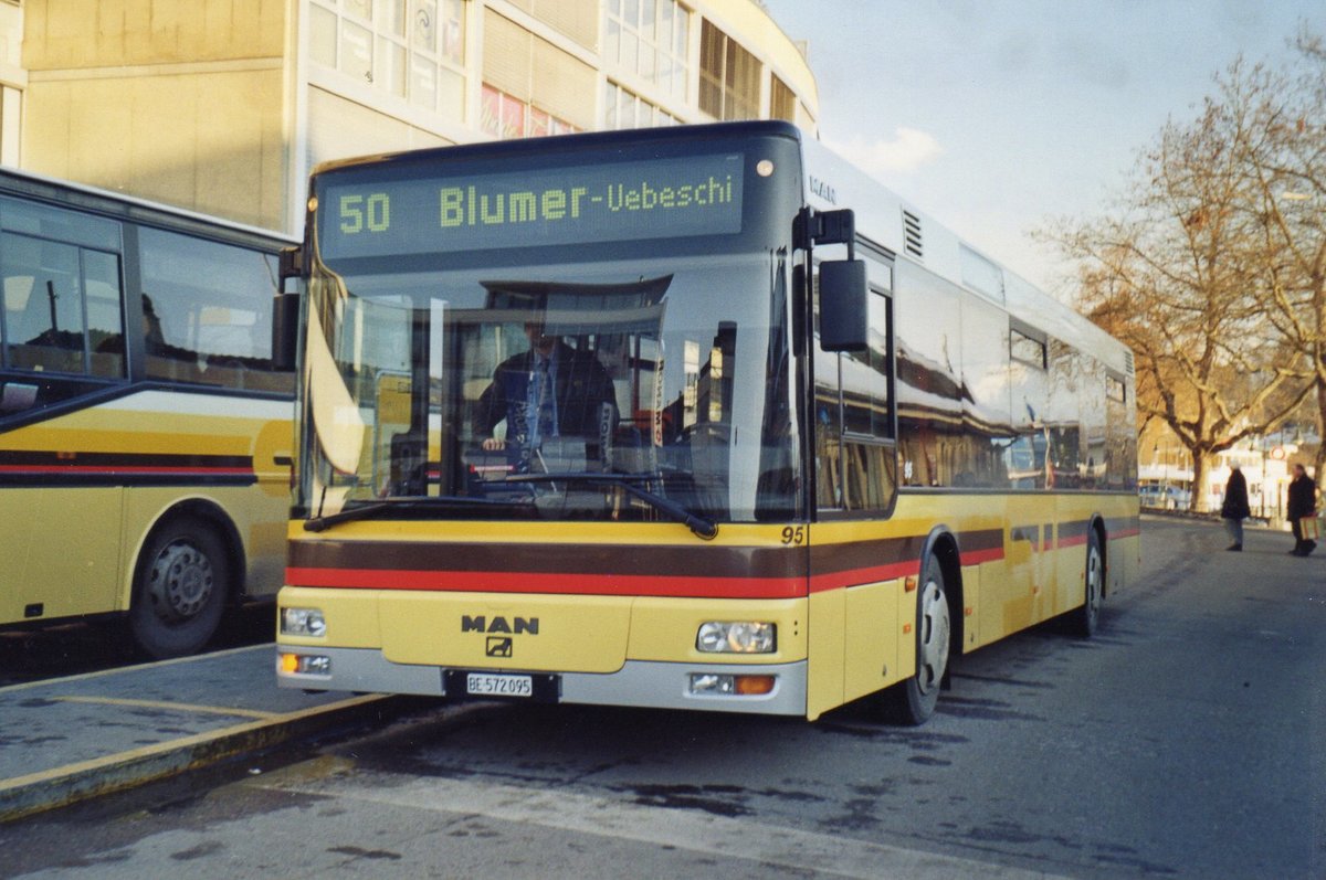 (R 3929) - Aus dem Archiv: STI Thun - Nr. 95/BE 572'095 - MAN am 6. Februar 2005 beim Bahnhof Thun