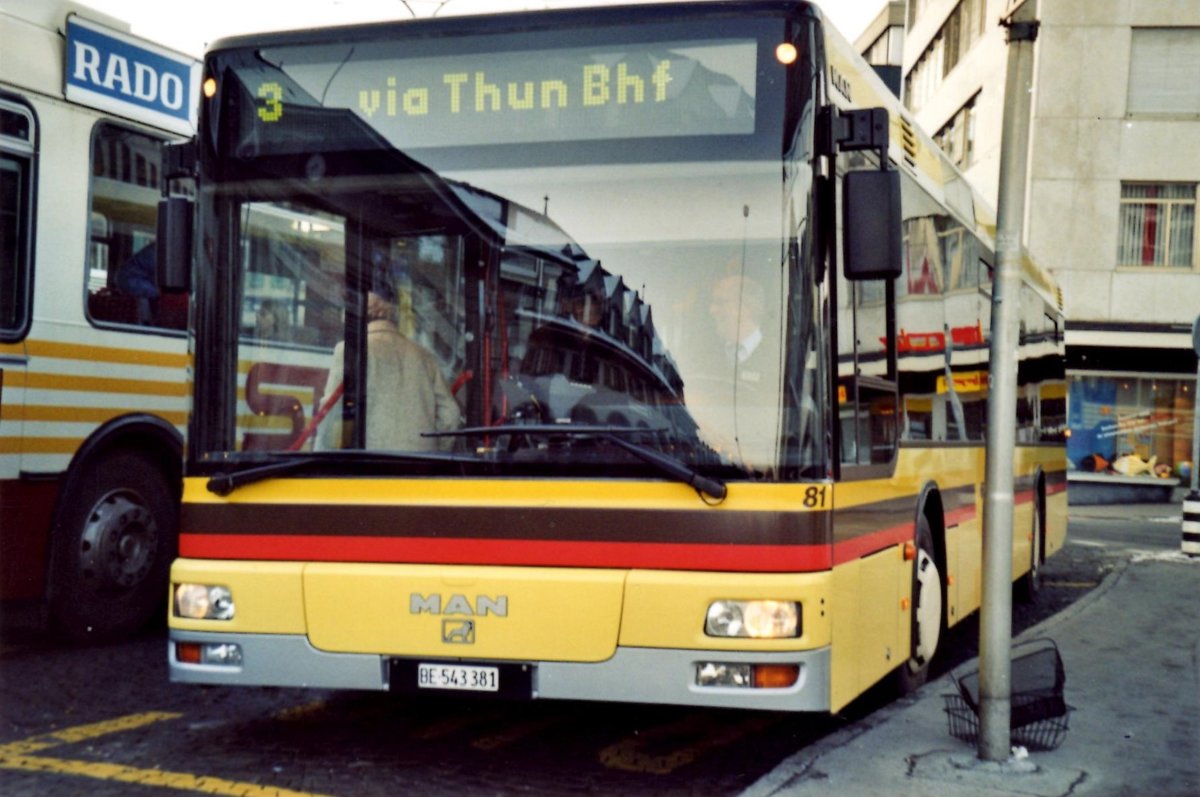 (R 4009) - Aus dem Archiv: STI Thun - Nr. 81/BE 543'381 - MAN am 6. Februar 2005 beim Bahnhof Thun