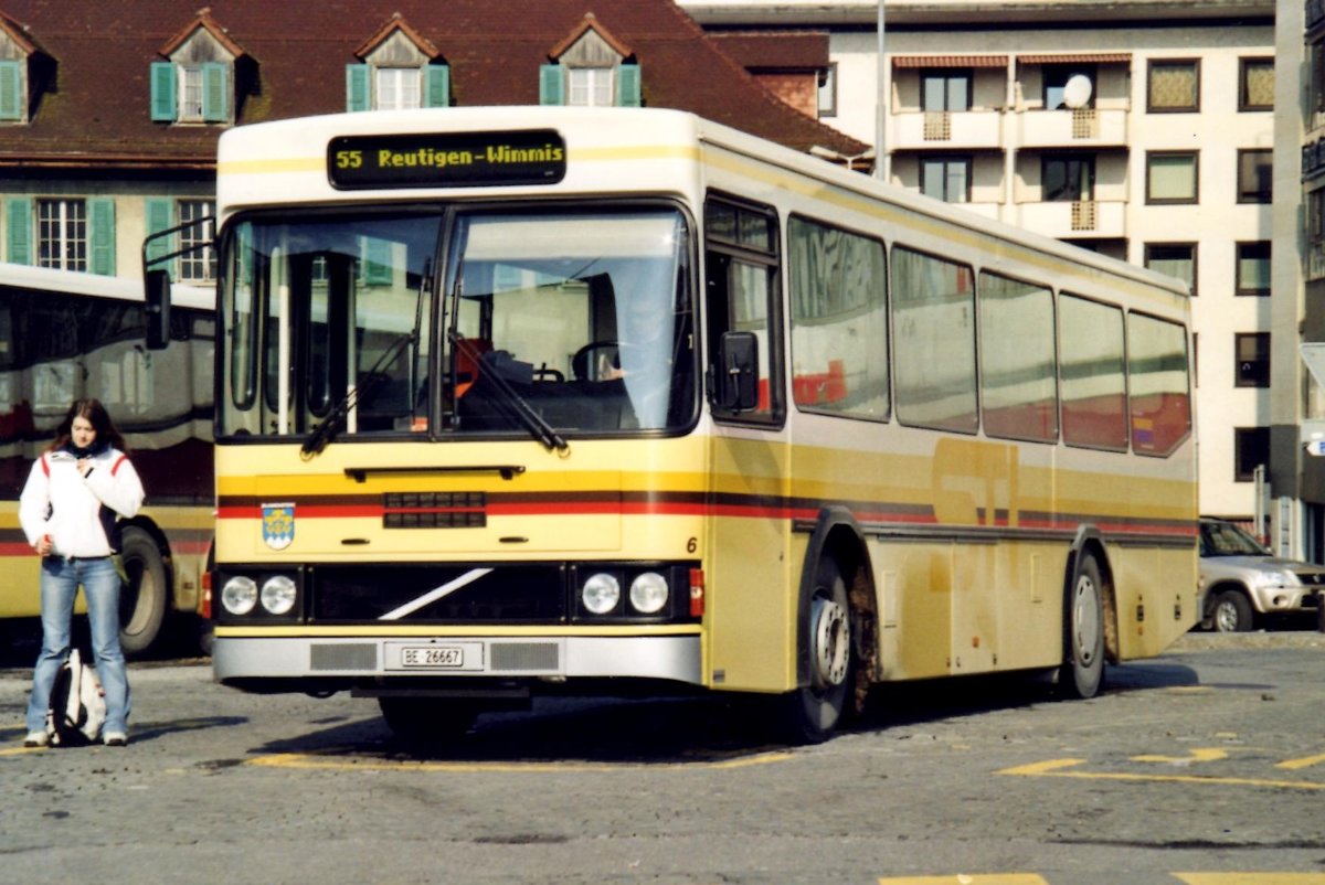 (R 4107) - Aus dem Archiv: STI Thun - Nr. 6/BE 26'667 - Volvo/FHS (ex TSG Blumenstein Nr. 6) am 7. Mrz 2005 beim Bahnhof Thun