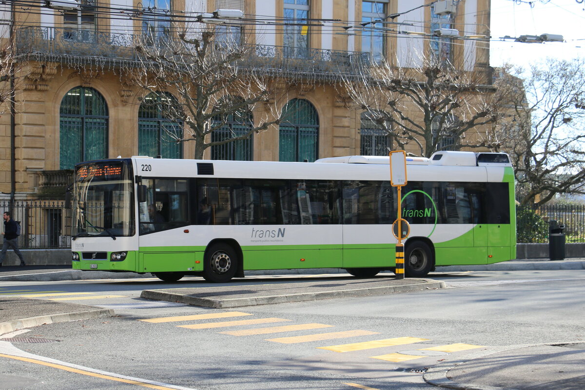 transN, La Chaux-de-Fonds - Nr. 220/NE 99'220 - Volvo (ex TN Neuchtel Nr. 220) am 15. Dezember 2023 in Neuchtel, Place Pury (Aufnahme: Martin Beyer)
