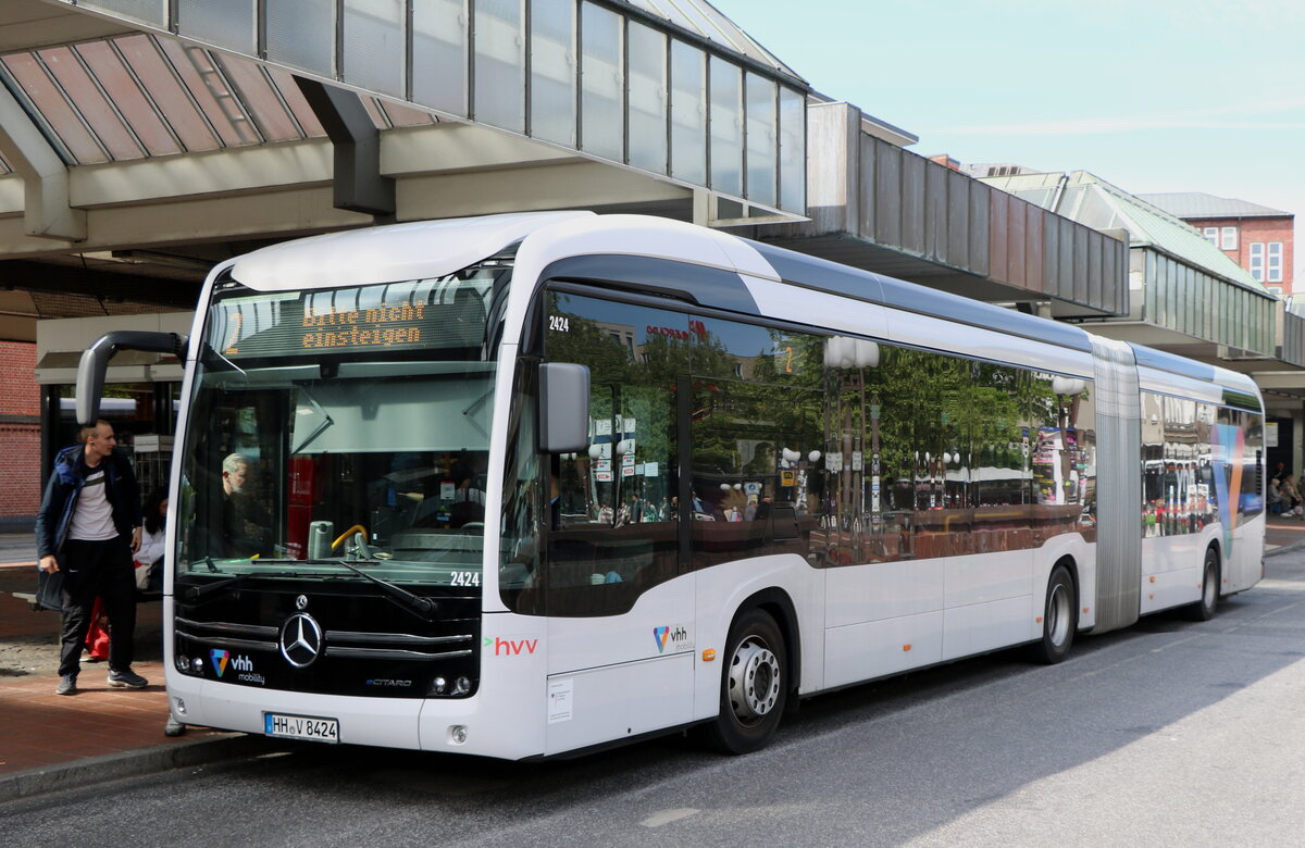 VHH Hamburg - Nr. 2424/HH-V 8424 - eMercedes am 10. Mai 2025 in Hamburg, Busbahnhof HH-Altona (Aufnahme: Martin Beyer)
