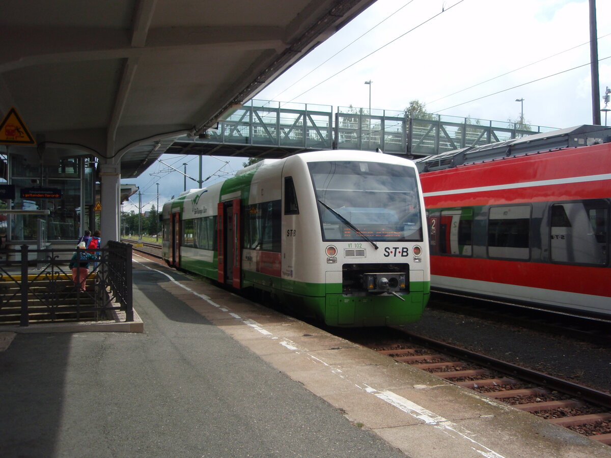 VT 102 der Sd-Thringen-Bahn als RB Eisenach - Neuhaus am Rennweg in Sonneberg (Thr.) Hbf. 28.08.2021