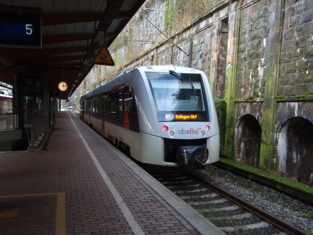 VT 12 1207 der Abellio Rail NRW als S 7 nach Solingen Hbf in Wuppertal Hbf. 14.01.2017