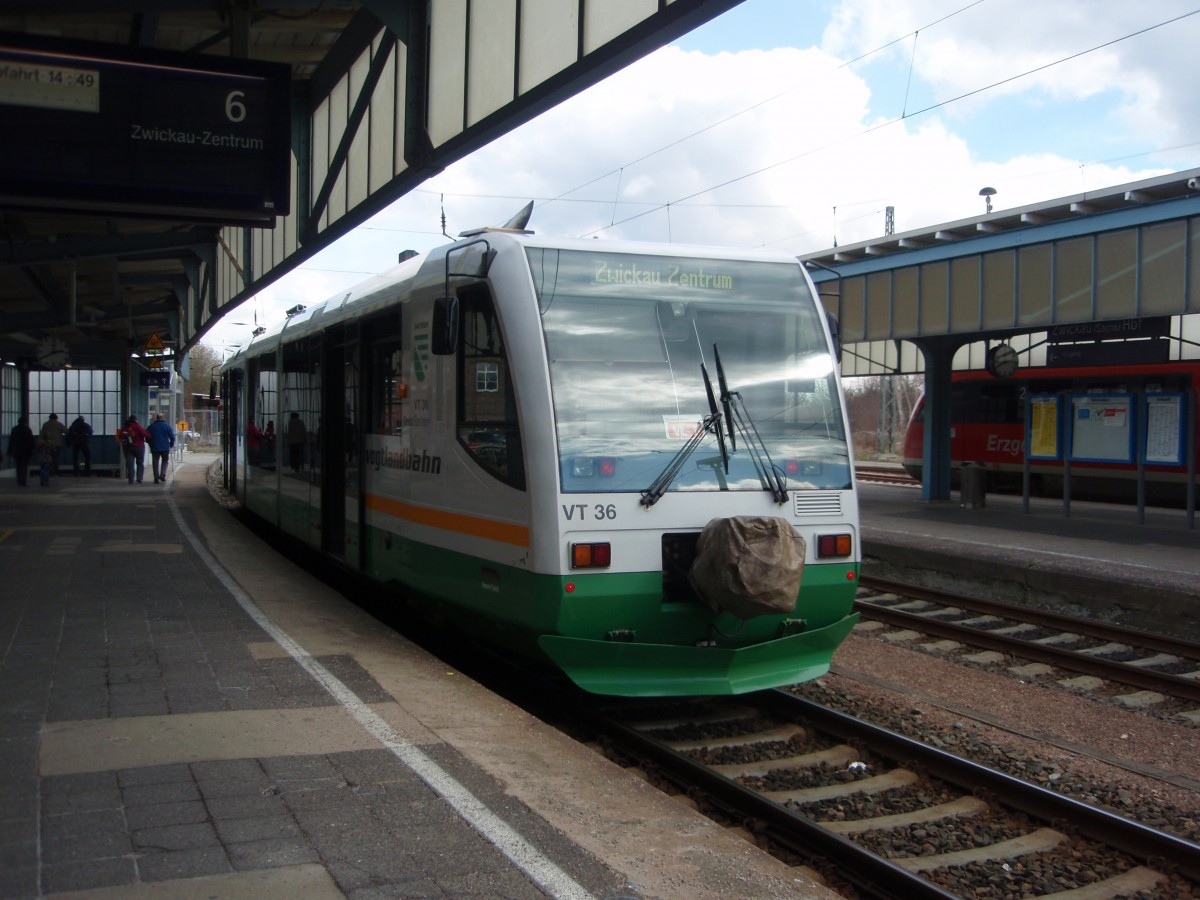 VT 36 der Vogtlandbahn als VL 1 Sokolov - Zwickau Zentrum in Zwickau (Sachs.) Hbf. 04.04.2015