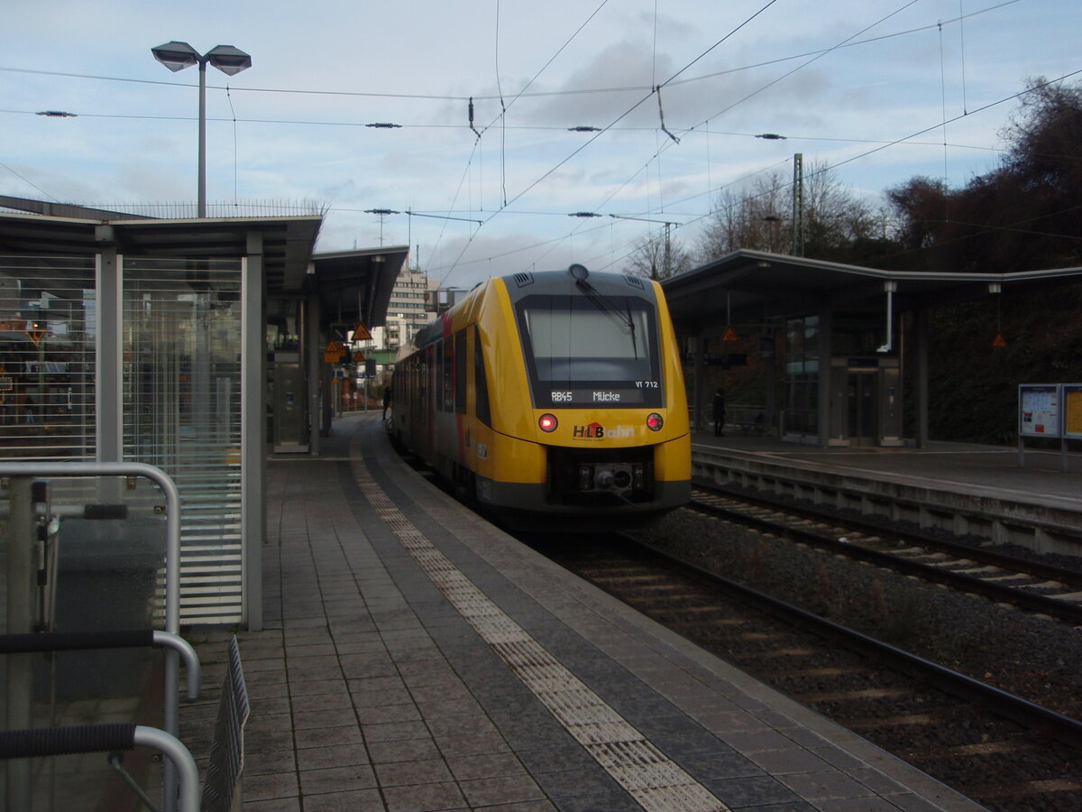 VT 712 der Hessischen Landesbahn als RB 45 nach Mcke in Gieen. 20.12.2024