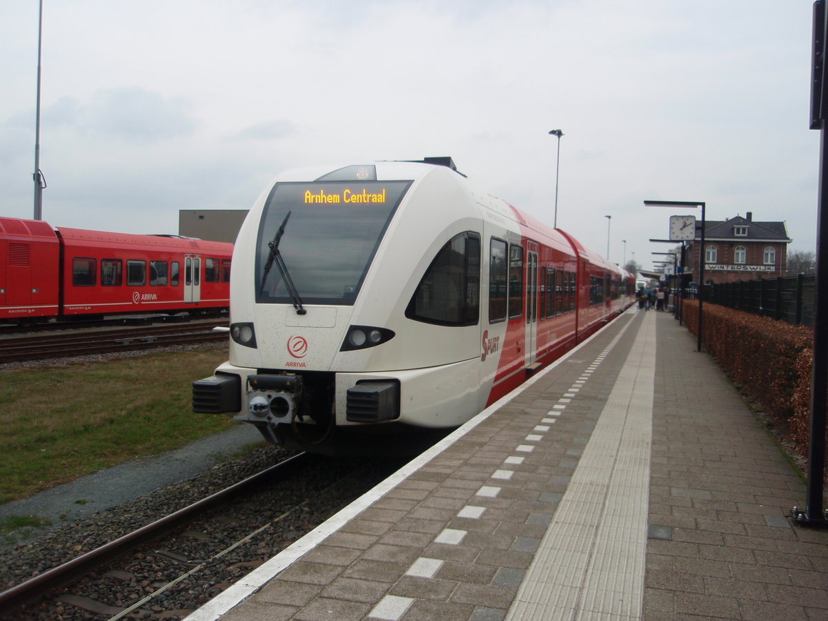 Zwei GTW der Arriva als Stoptrein aus Arnhem Centraal in Winterswijk. 01.04.2017