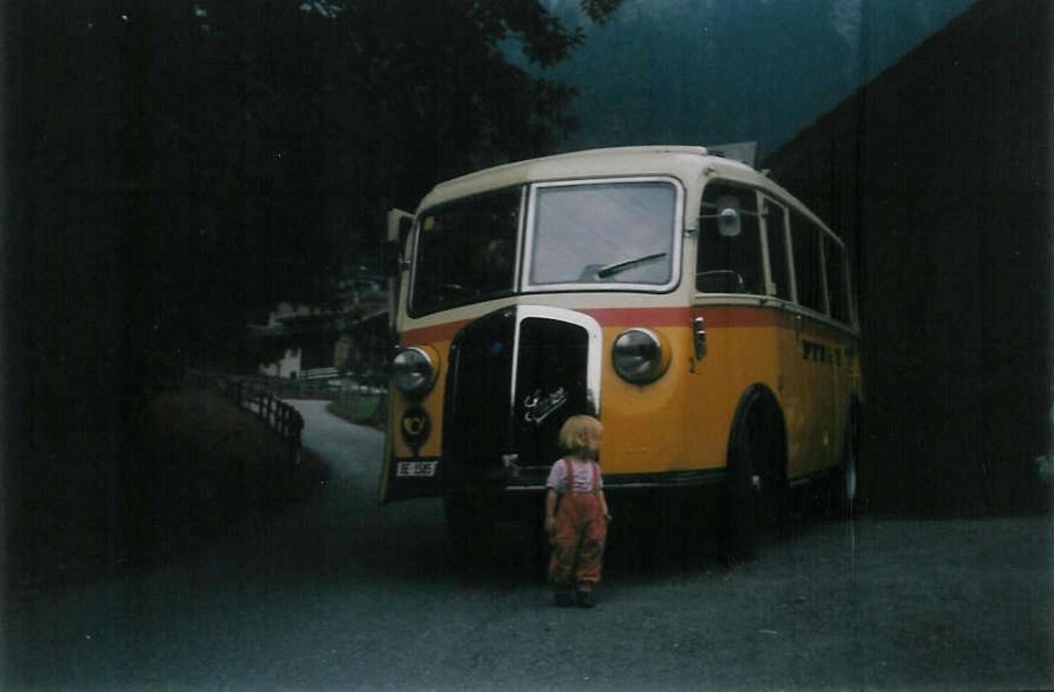 (018'800B) - Aus dem Archiv: Geiger, Adelboden - Nr. 3/BE 1585 - Saurer/Gangloff am 25. August 1997 in Kiental, Garage (25 Jahre Verkehrsverein Kiental)