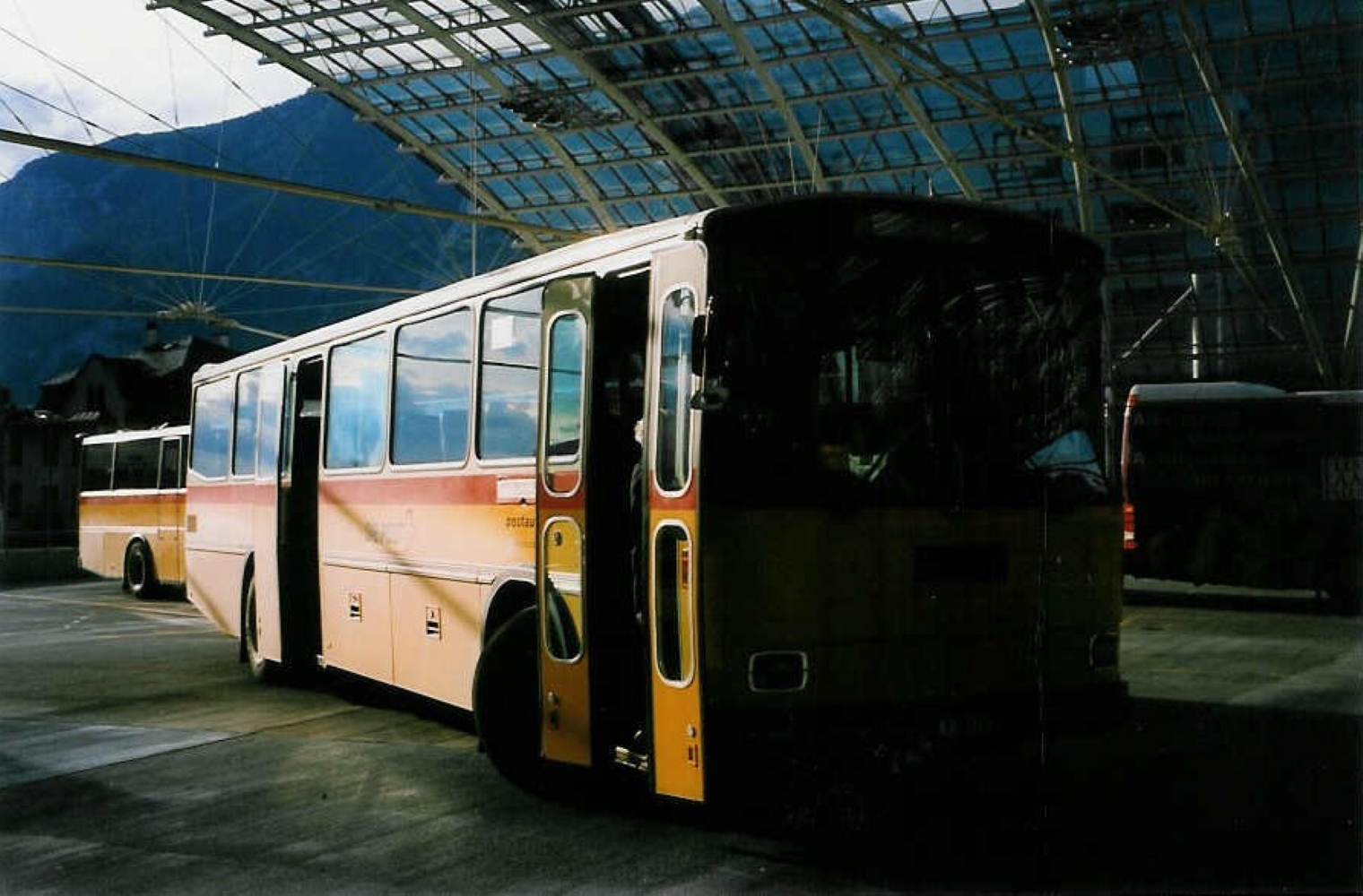 (026'836) - Aus dem Archiv: PTT-Regie - P 25'672 - Saurer/Lauber am 6. Oktober 1998 in Chur, Postautostation
