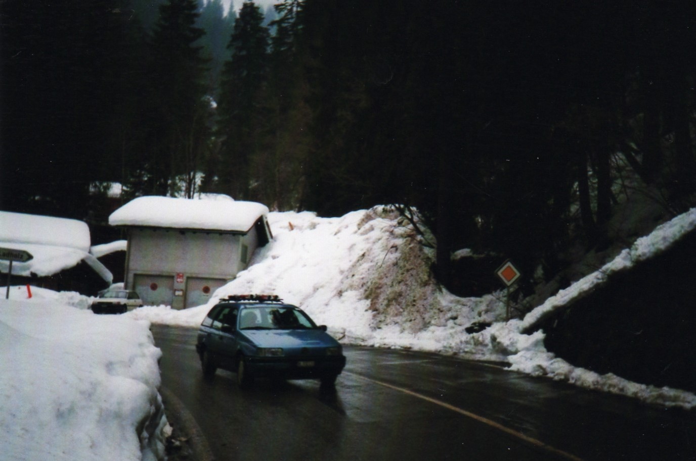 (029'536) - Aus dem Archiv: AFA-Haltestelle am 28. Februar 1999 in Achseten, Bettbach