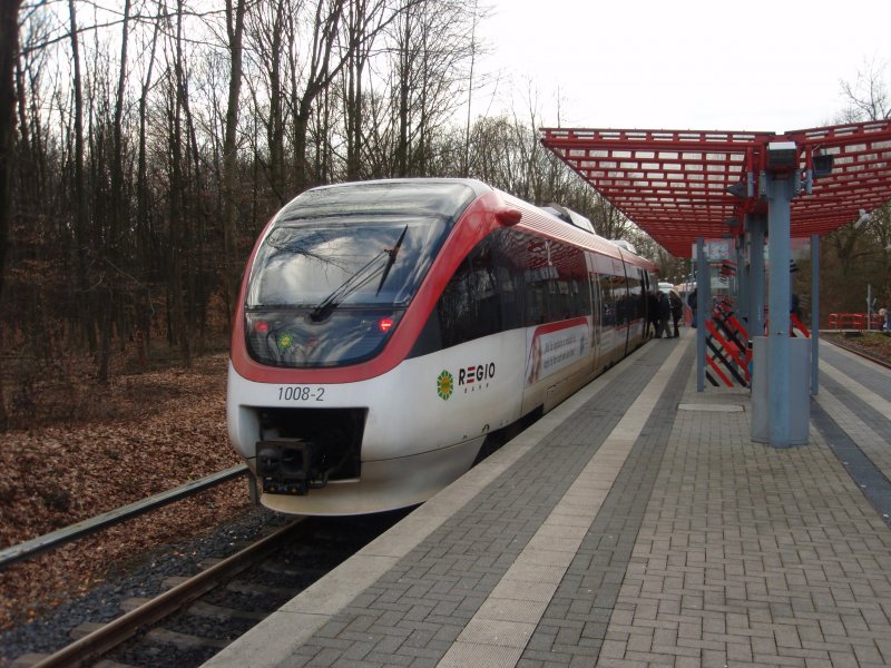 1008-2 der Regio-Bahn als S 28 nach Mettmann Stadtwald in Kaarster See. 08.03.2009