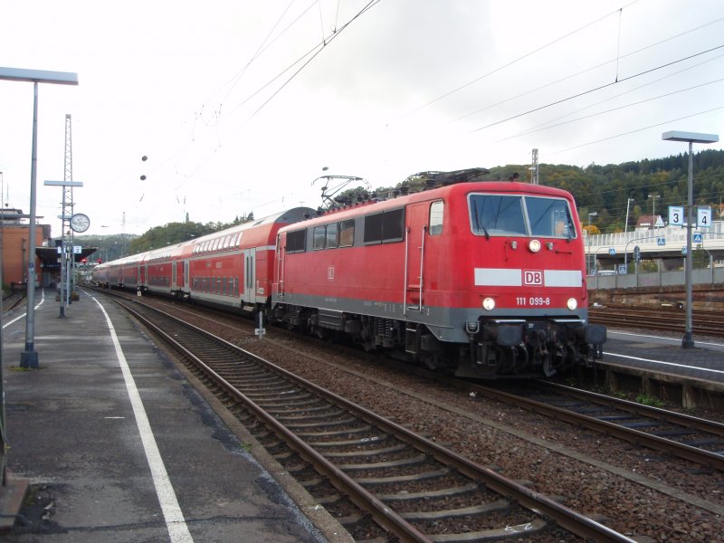 111 098 als RE 99 nach Frankfurt (Main) Hbf in Siegen. 02.10.2008