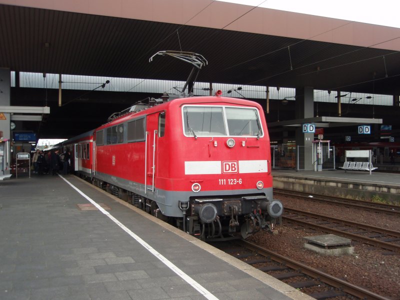 111 123 als RE 13 Venlo - Hamm (Westf.) in Dsseldorf Hbf. 17.05.2009