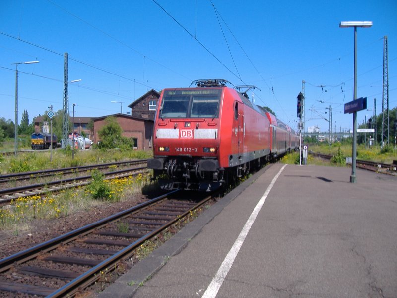 146 012 als RE 6 nach Dsseldorf Hbf bei der Einfahrt in Minden (Westf.). 02.07.2006