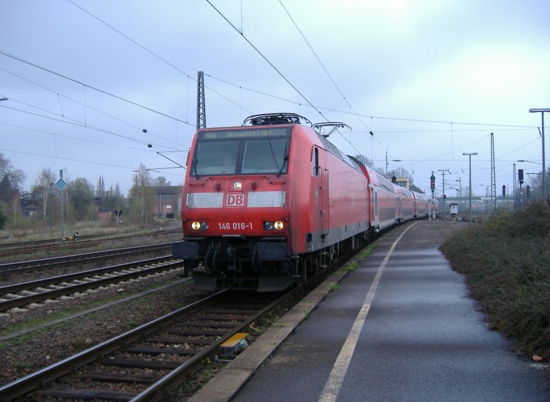 146 016 als RE 6 nach Dsseldorf Hbf bei der Einfahrt in Minden (Westf.). 23.04.2006