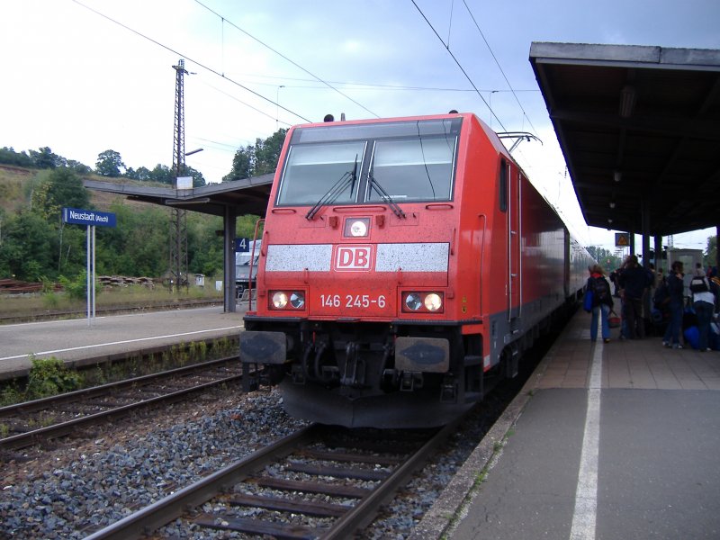 146 245 als RE Frankfurt (Main) Hbf - Nrnberg Hbf bei der Einfahrt in Neustadt (Aisch). 06.08.2006