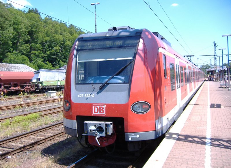 423 698 als S 12 aus Dren in Au (Sieg). 24.06.2006