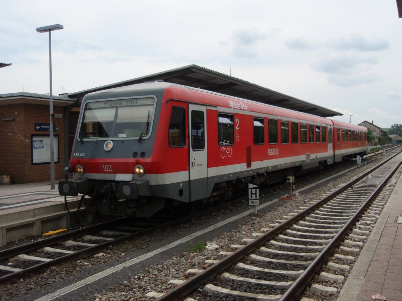 628 492 als RE 13 aus Mainz Hbf in Alzey. 21.05.2009