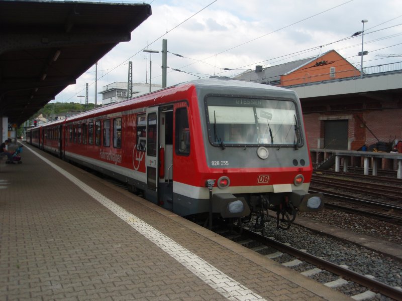928 255 der Kurhessenbahn als RB nach Gieen in Limburg (Lahn). 25.04.2009