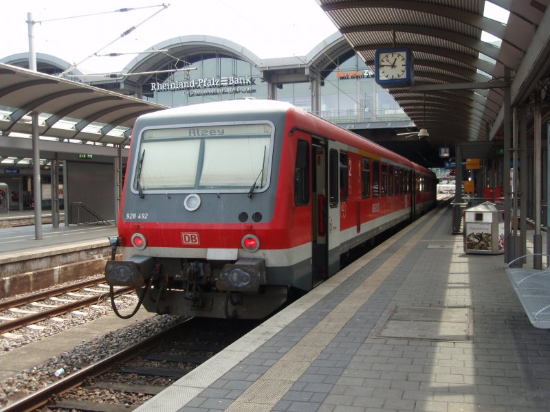 928 492 als RE 13 nach Alzey in Mainz Hbf. 21.05.2009