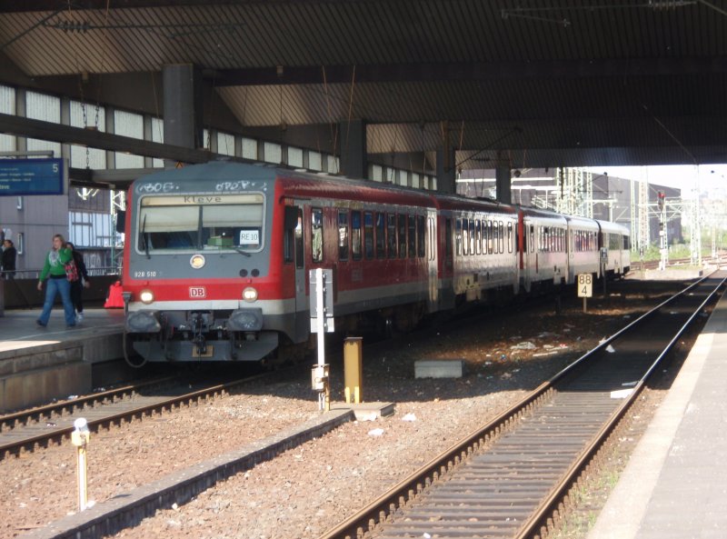 928 510 als RE 10 nach Kleve in Dsseldorf Hbf. 19.04.2009
