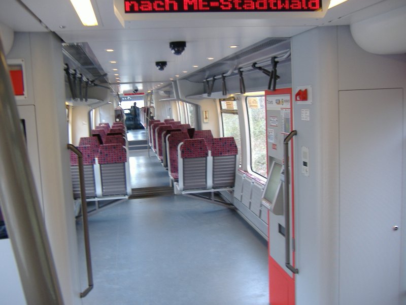 Der Innenraum eines VT 643.2 der RegioBahn. 17.04.2006