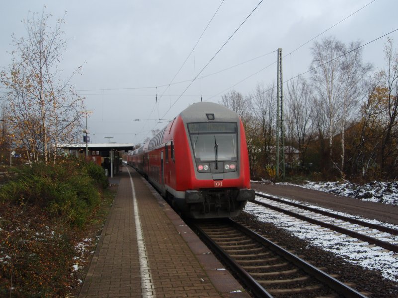 Ein Doppelstock Steuerwagen als RE 7 Krefeld Hbf - Rheine in Holzwickede. 22.11.2008