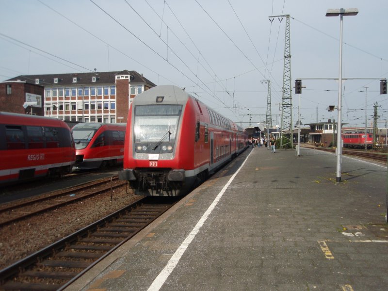 Ein Doppelstock Steuerwagen als RE 7 Rheine - Krefeld Hbf bei der Einfahrt in Mnster (Westf.) Hbf. 12.04.2009