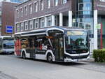 (275'374) - VVH Hamburg - Nr. 2044/HH-V 9044 - eMAN am 10. Mai 2025 in Norderstedt, U-Bahnhof Norderstedt Mitte 