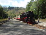 99 7232 der Harzer Schmalspurbahnen als HSB Nordhausen Nord - Brocken bei der Einfahrt in Eisfelder Talmhle.