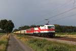 243 822 und 155 119 mit einem Schnittholzzug am 27. Juni 2020 bei Drverden.